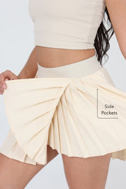 Women's beige pleated tennis skirt – elegant and functional skirt for padel, tennis or active lifestyle.